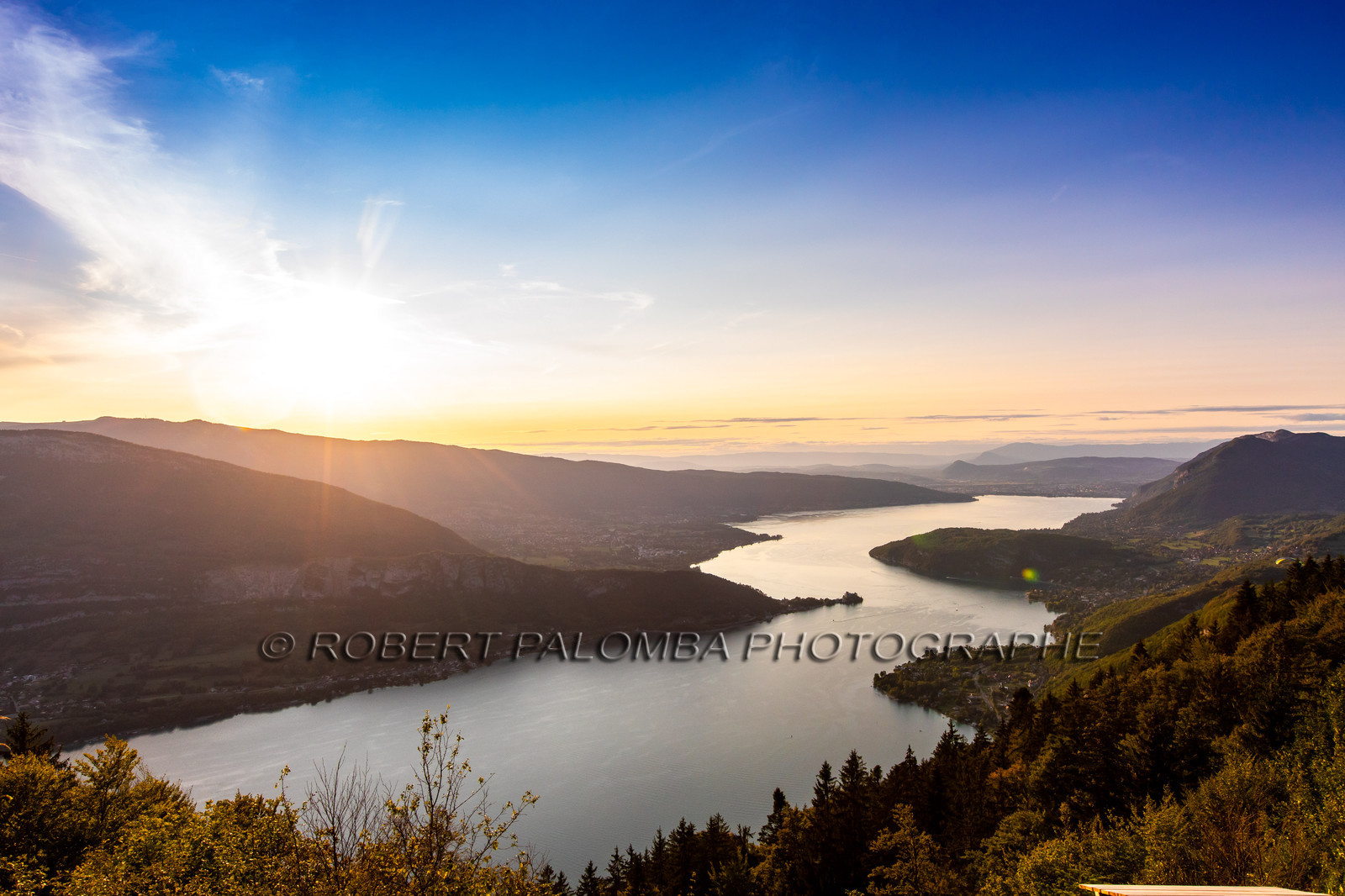 Vue sur le lac d'Annecy depuis le Col de la Forclaz