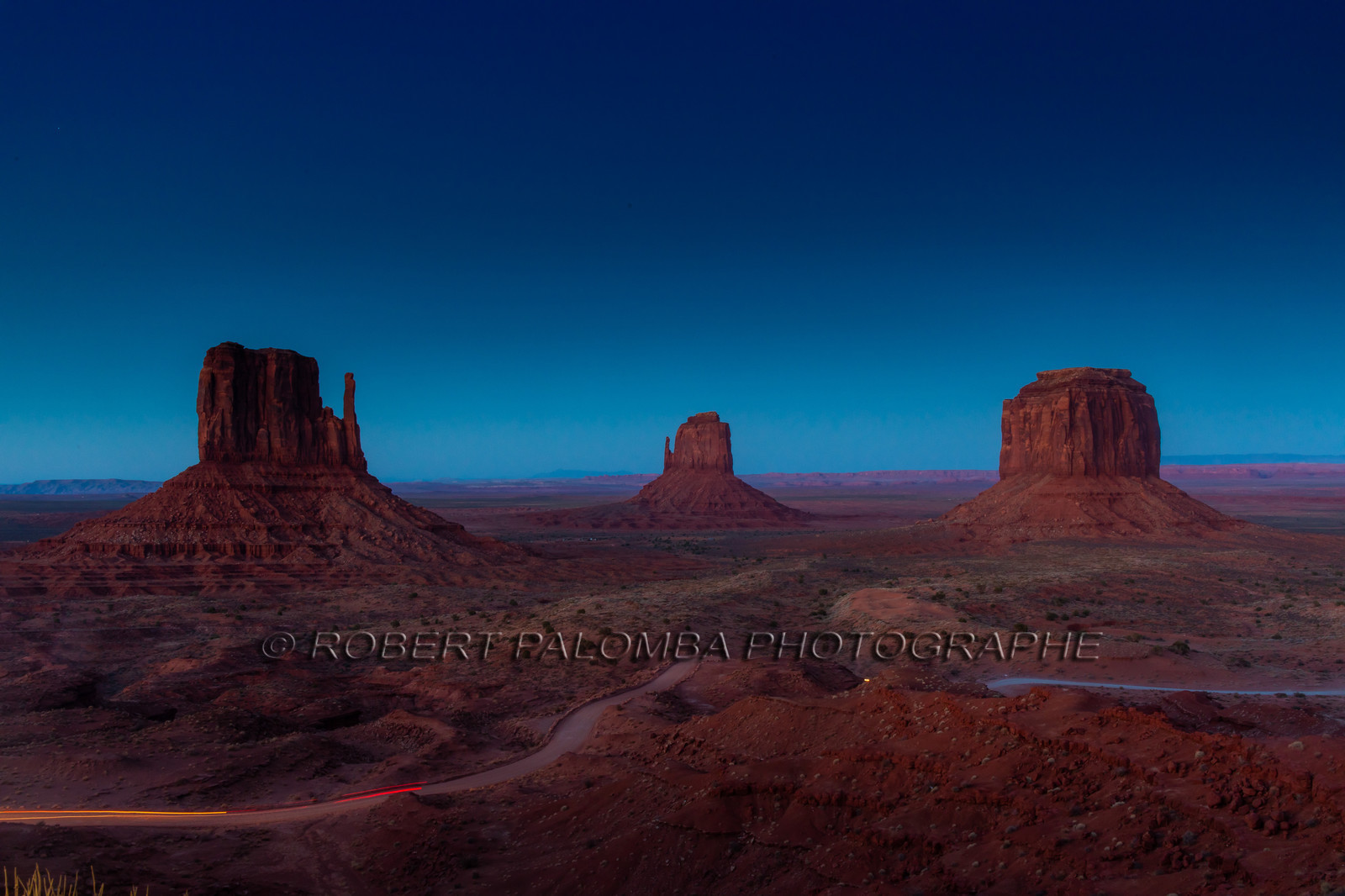 Monument Valley à la tombée de la nuit