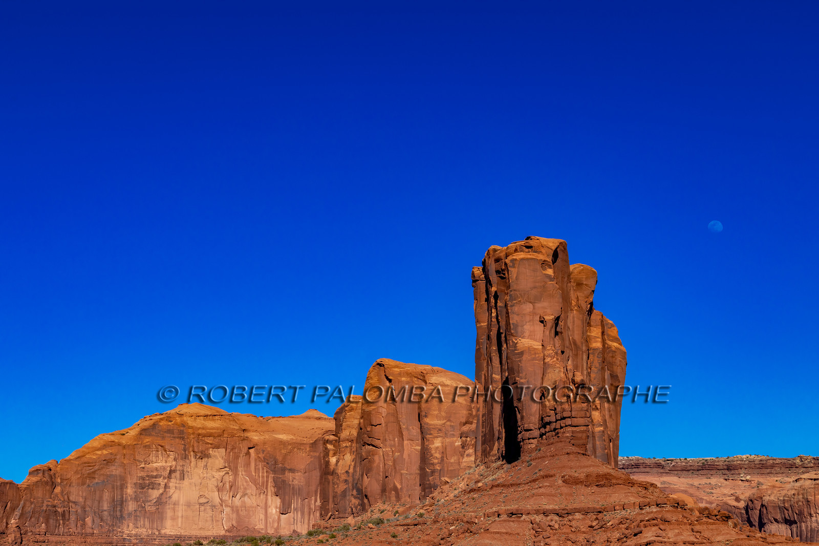 L'elephant Butte avec la lune à Monument Valley
