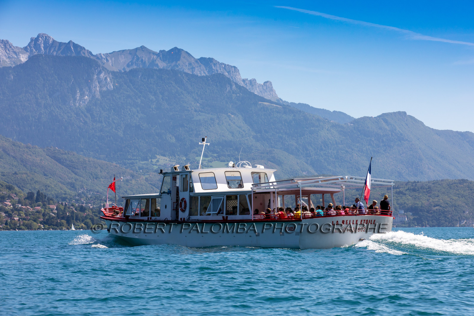 Bateau de tourisme sur le Lac d'Annecy