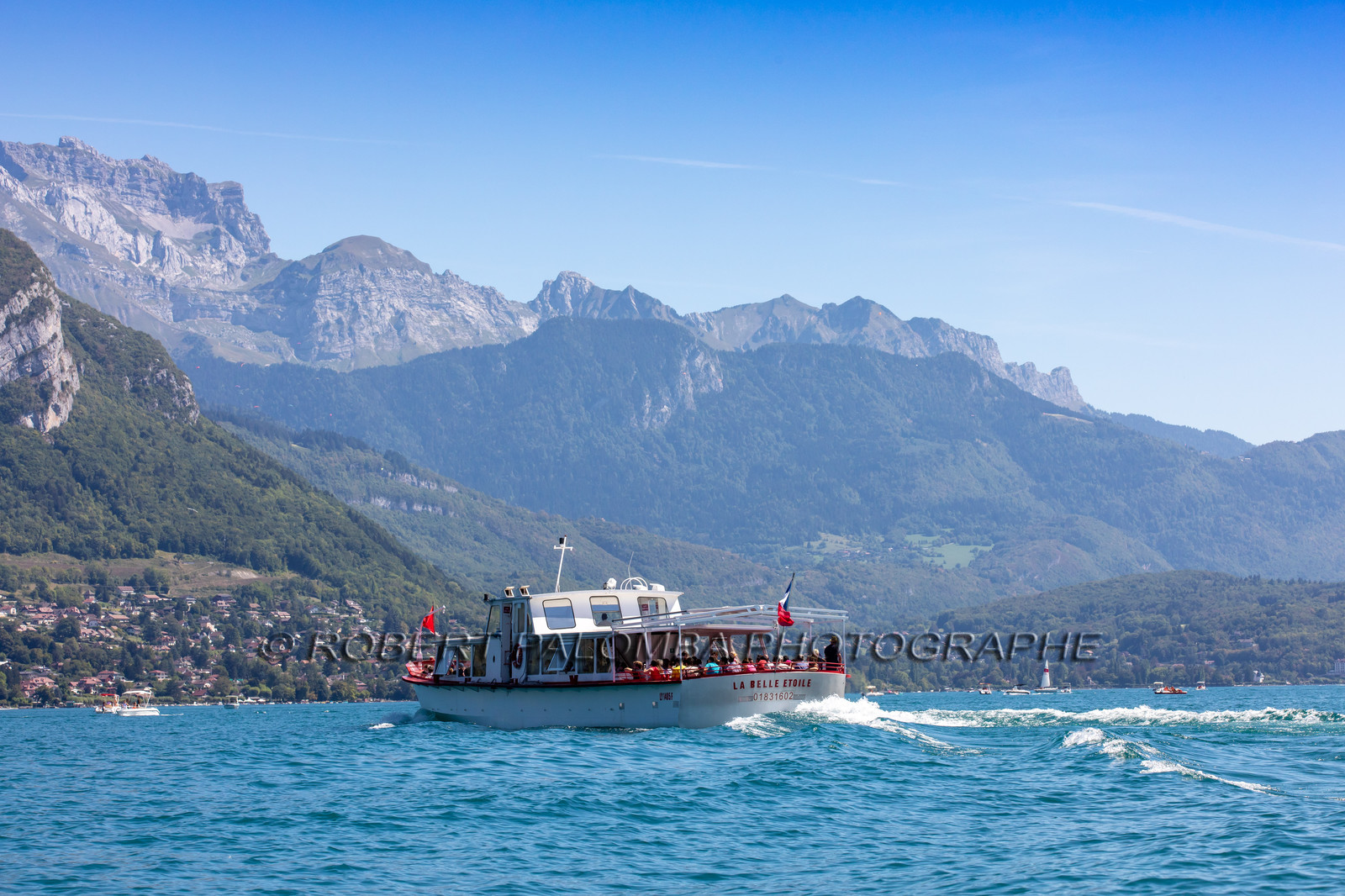 Bateau de tourisme sur le Lac d'Annecy