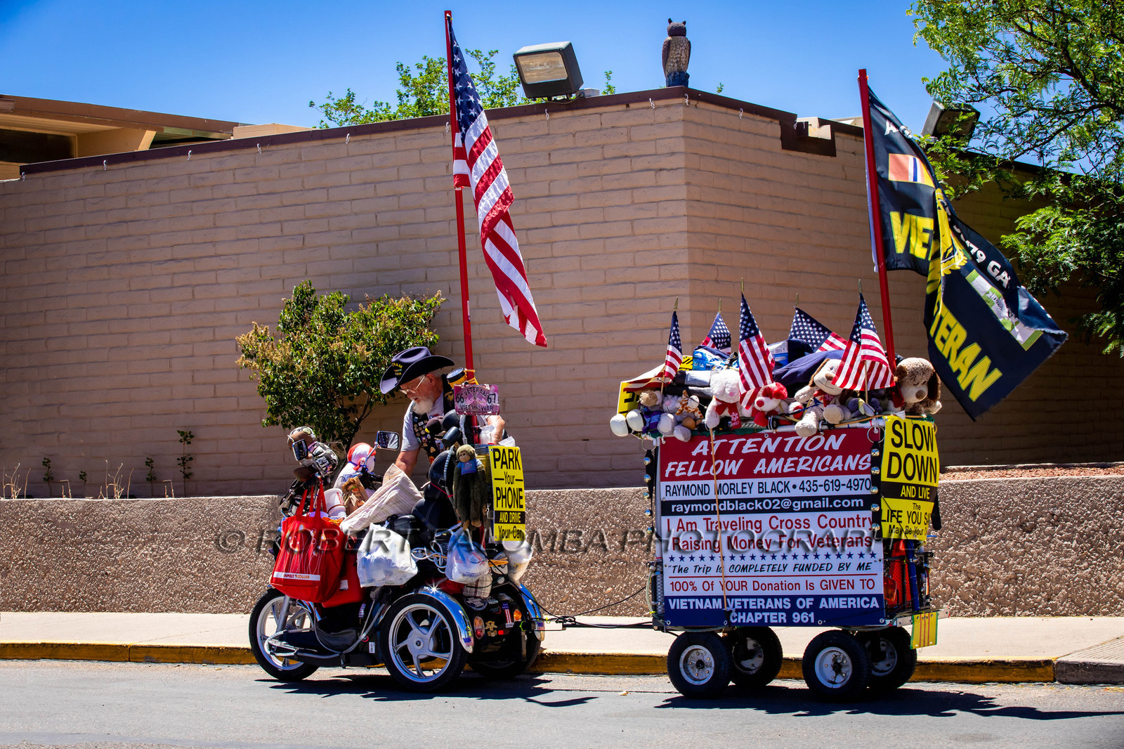 Un homme récoltant des fonds pour les vétérans américains du vietnam