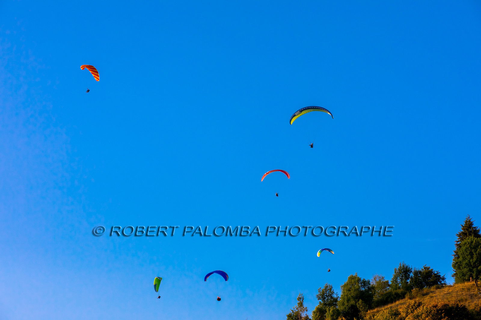 Parapente survolant le lac d'Annecy et le Col de la Forclaz