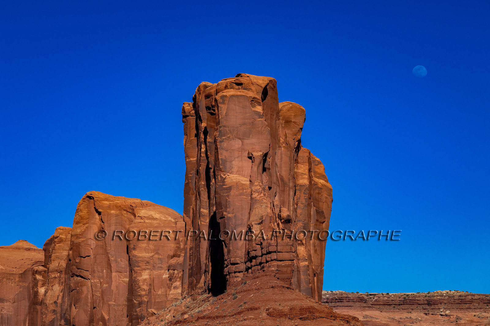 L'elephant Butte avec la lune à Monument Valley