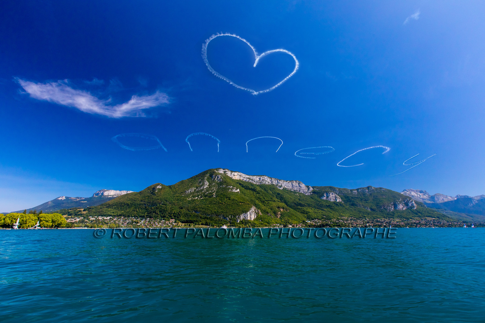 Inscription faite par un avion au dessus du Lac d'Annecy